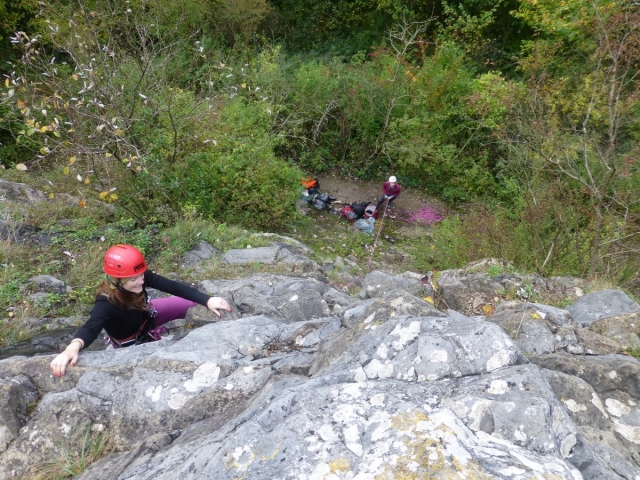  与朋友一起攀岩 